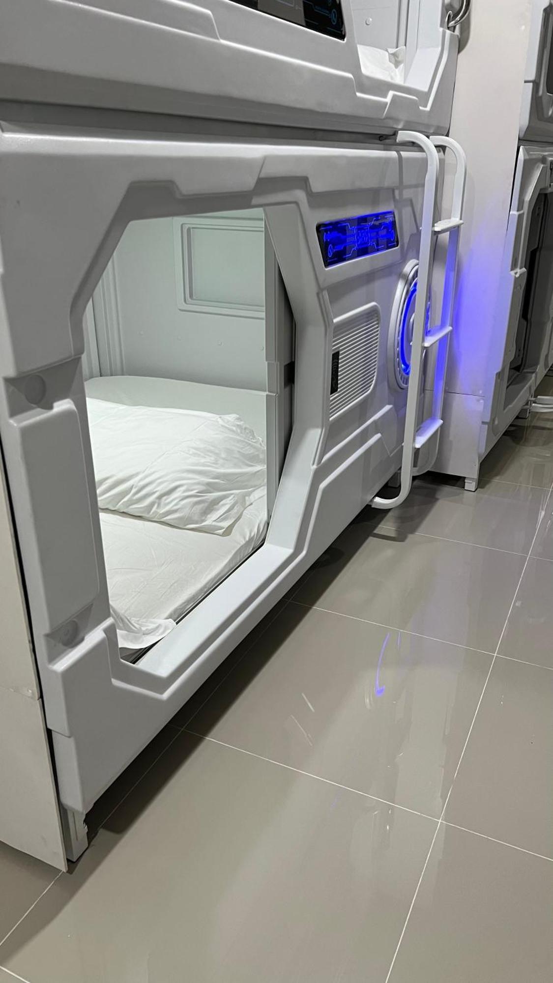 Kiwi Capsule Hotel بانكوك المظهر الخارجي الصورة