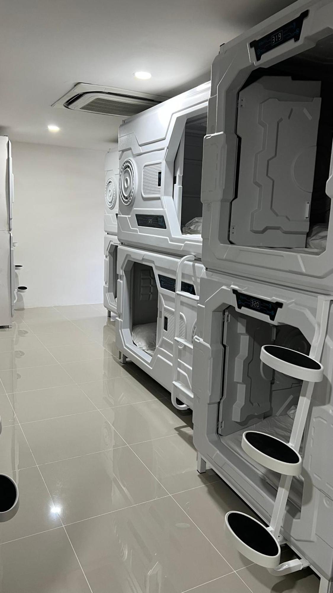 Kiwi Capsule Hotel بانكوك المظهر الخارجي الصورة