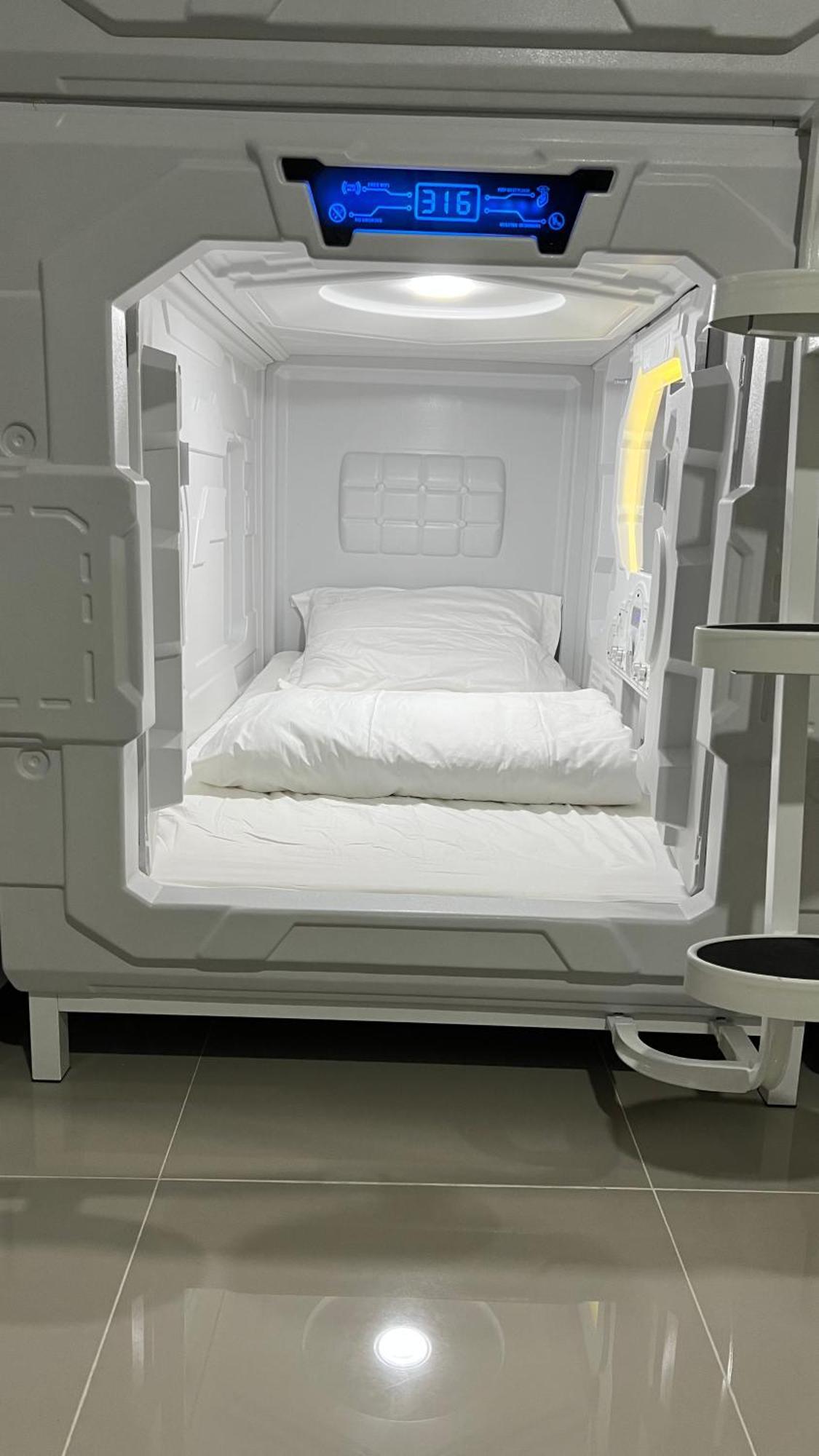 Kiwi Capsule Hotel بانكوك المظهر الخارجي الصورة