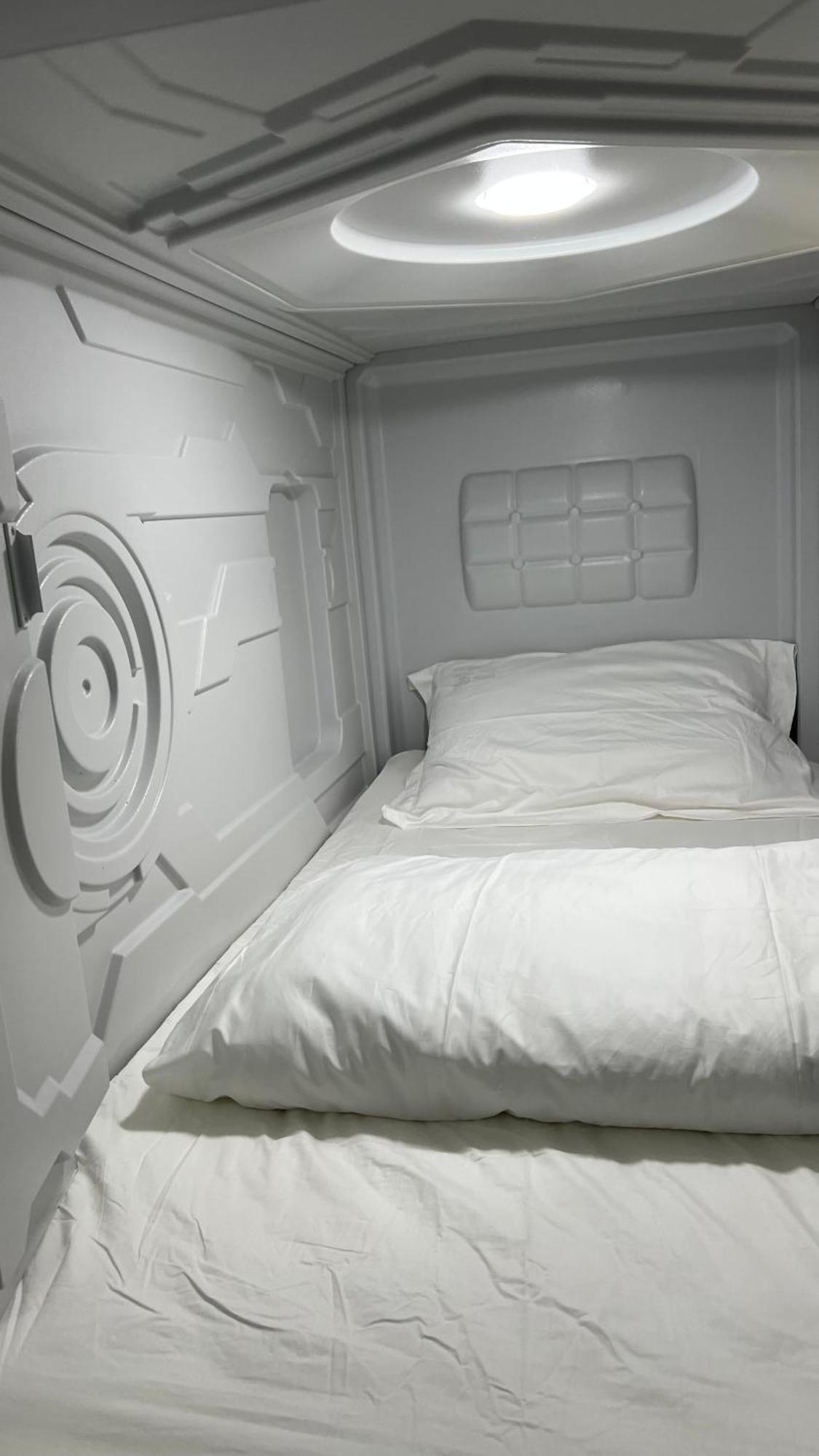 Kiwi Capsule Hotel بانكوك المظهر الخارجي الصورة