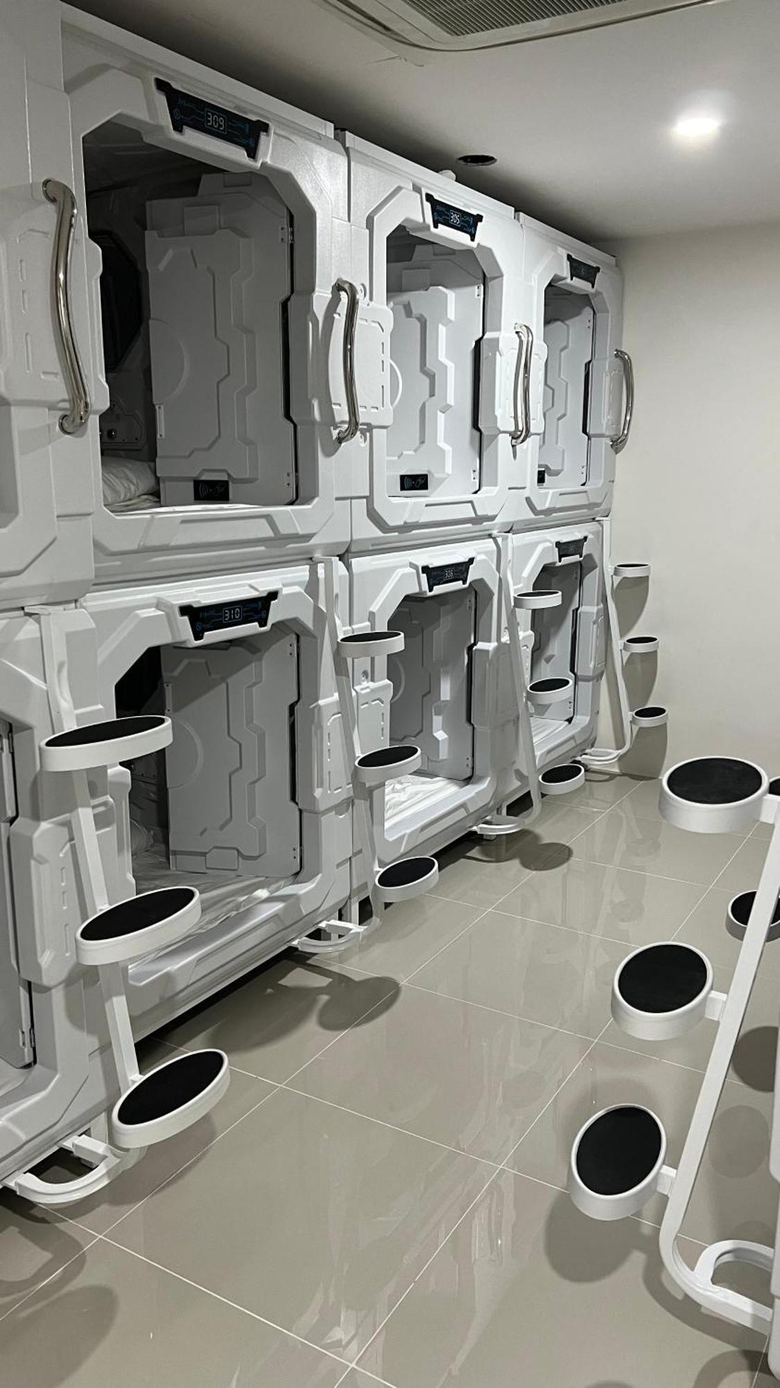 Kiwi Capsule Hotel بانكوك المظهر الخارجي الصورة