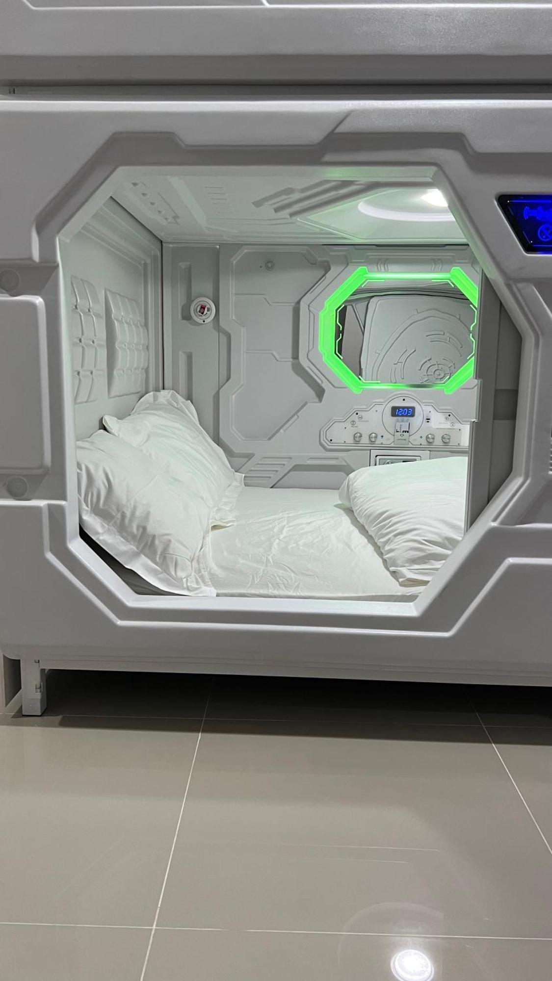 Kiwi Capsule Hotel بانكوك المظهر الخارجي الصورة