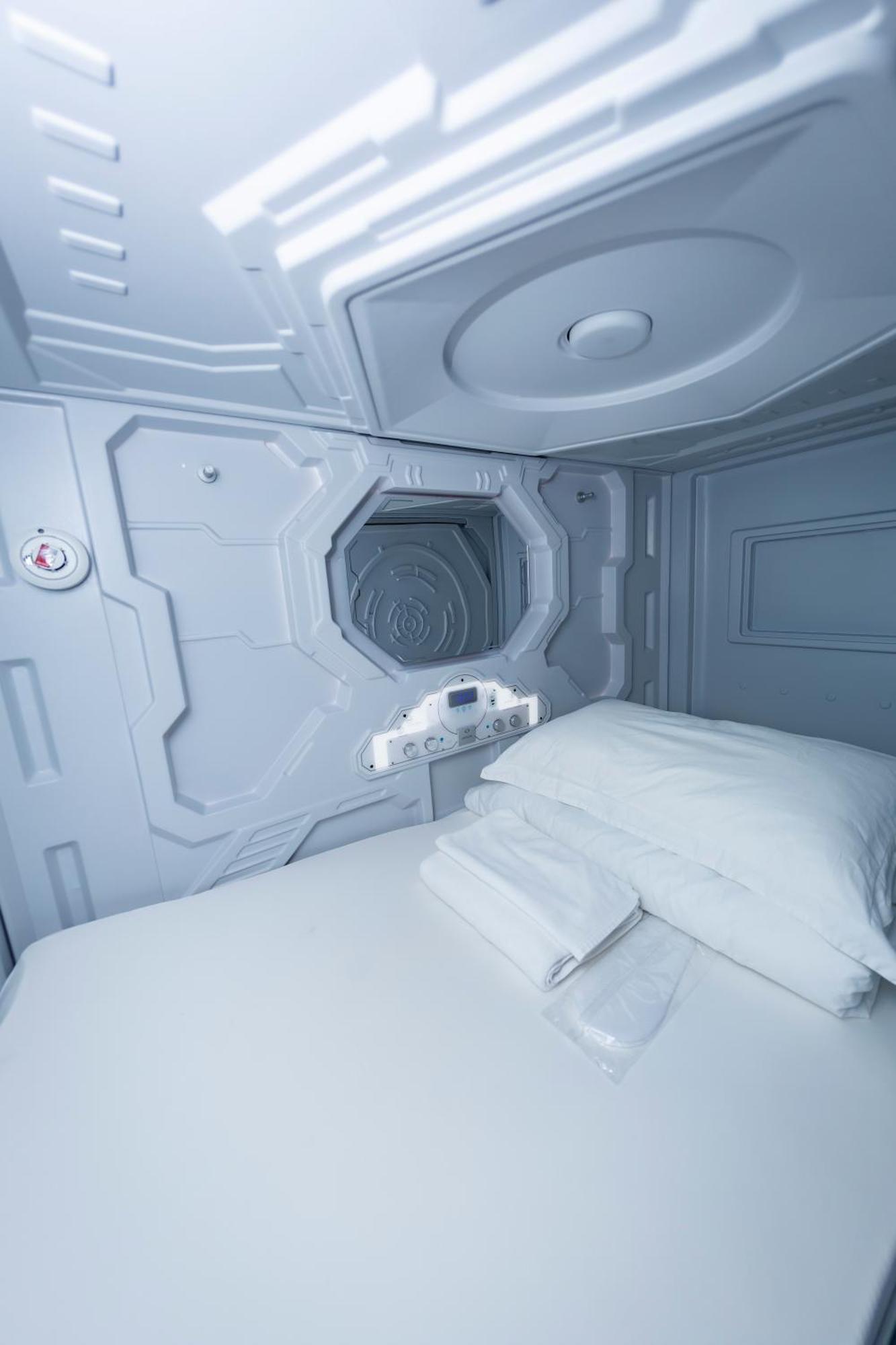 Kiwi Capsule Hotel بانكوك المظهر الخارجي الصورة